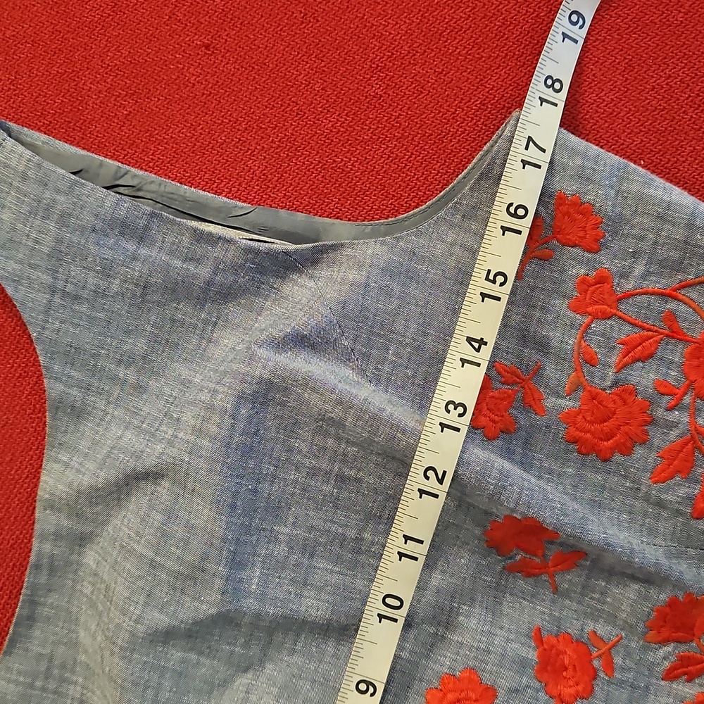 Maggy London Chambray Fit And Flare Dress Red Embroidered Flowers Sz.8 TV Dress - Picture 9 of 11